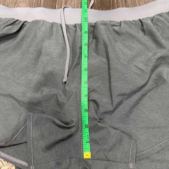 Under Armour Grey Heatgear Loose Running Shorts - Picture 7 of 8